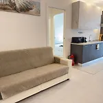Апартаменты 10 Minutes' Walk From The Railway Station *